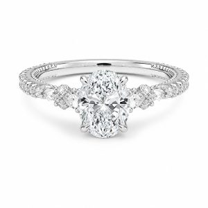 beyaz altın oval kesim pırlanta yüzük, pavé kollu ve markiz yuvarlak yan taş detaylı önden görünüm