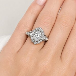 beyaz altın vintage floral tasarımlı oval halo tektaş pırlanta yüzük elde kullanım görünümü
