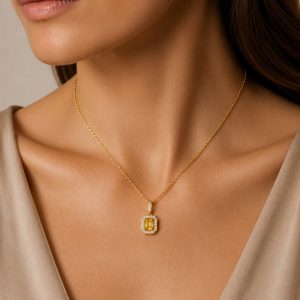 sarı altın zincirli fancy yellow pırlanta kolyenin boyunda zarif görünümü