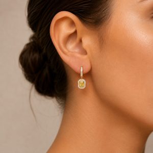 sarı altın fancy yellow pırlanta küpenin kulakta kullanım görünümü