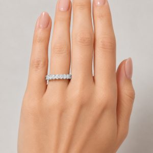 kadın parmağında oval kesim pırlantalı beyaz altın tamtur yüzük