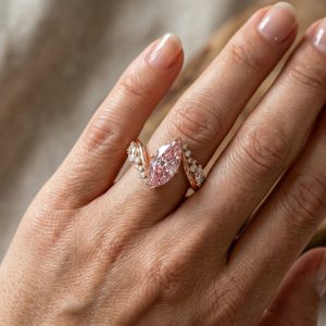 elde takılı rose altın pembe safir ve pırlanta yüzük görünümü