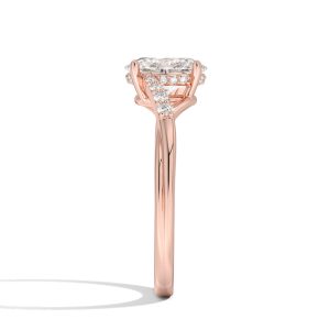 oval kesim pırlanta yüzüğün roze altın profil açısı ve yan taş detayları