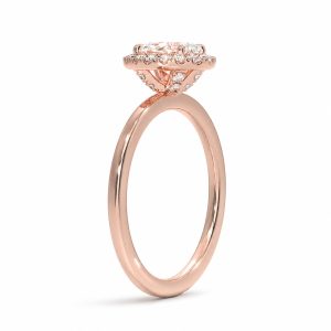 roze altın oval halo pırlanta yüzüğün arka çapraz görünümünde ince kol, montür ve taşlı alt galeri detayı