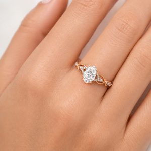 elde takılı roze altın oval kesim pırlanta tektaş yüzük kullanım görünümü