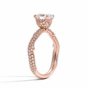 roze altın oval pırlanta yüzüğün taşlı sepet ve pavé kol detaylarını gösteren çapraz yan görünümü