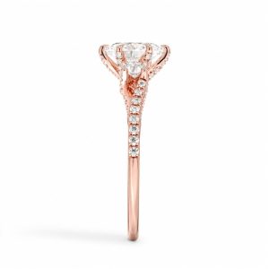 roze altın oval pırlanta yüzüğün yan profil görünümünde ince kol yapısı, pavé taşlar ve yüksek oval montür