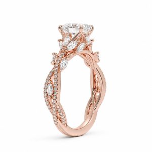 roze altın oval pırlanta yüzüğün çapraz yan görünümünde vintage işçilik ve markiz taş detayları