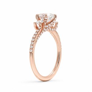 roze altın oval pırlanta yüzüğün arka çapraz görünümünde yüksek montür, yan taş yerleşimi ve pavé omuz detayları