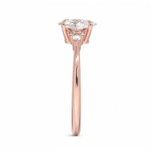 roze altın oval tektaş pırlanta yüzüğün profil görünümünde oval merkez taş ve ince halka yapısı
