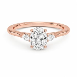 roze altın oval tektaş pırlanta yüzük ön görünümünde oval orta taş ve damla kesim yan taşlar
