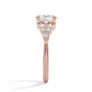 roze altın oval pırlanta yüzüğün profil görünümünde markiz taşlı yan detaylar