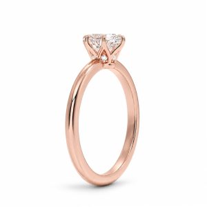 roze altın oval kesim tektaş pırlanta yüzüğün yan açıdan küçük pırlanta detaylı taş yuvası görünümü
