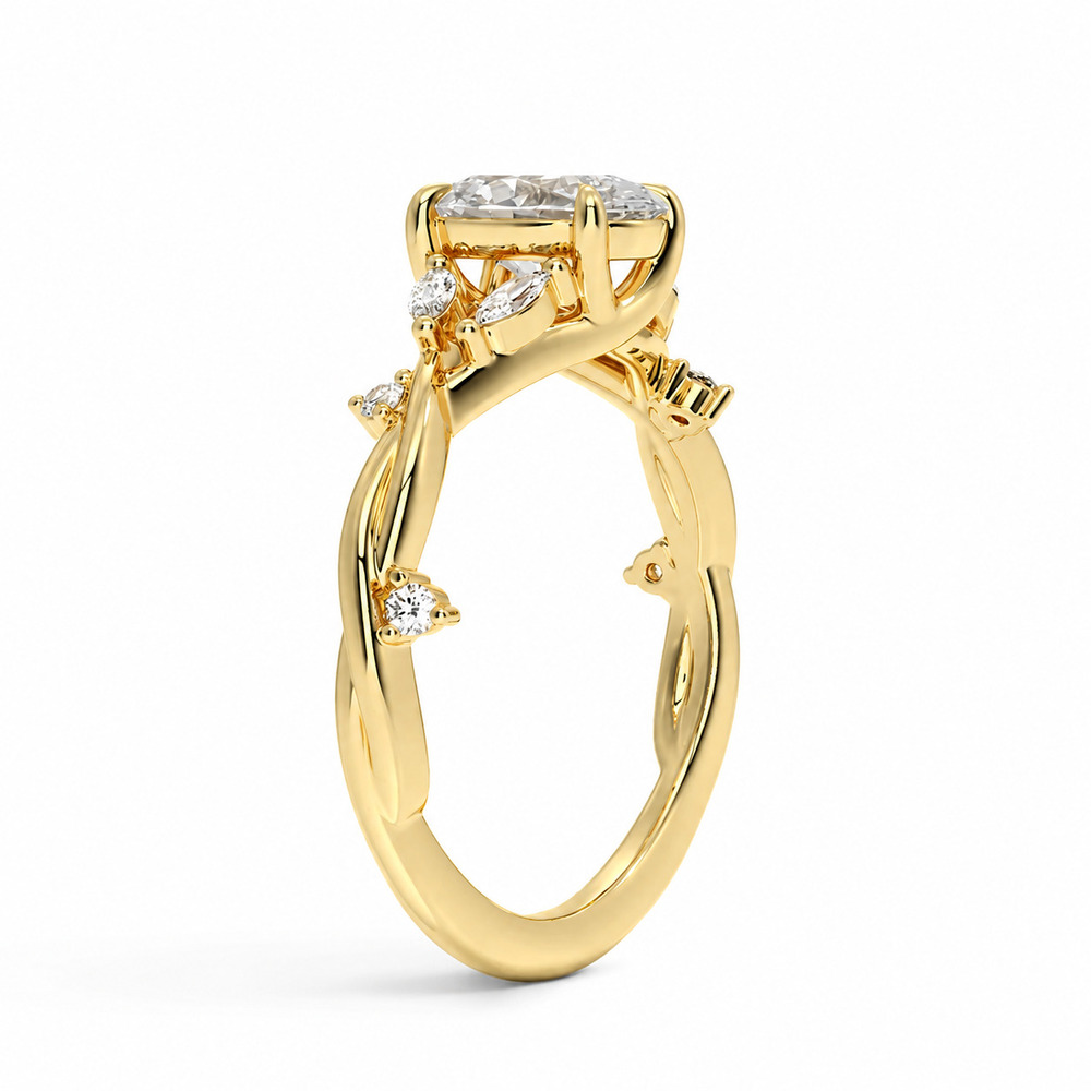 sarı altın oval pırlanta yüzüğün çapraz yan görünümünde kıvrımlı kol, yüksek montür ve yan taş detayları