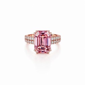vintage detaylı pembe taşlı rose altın yüzük ve çift sıra yan taşlı tasarım