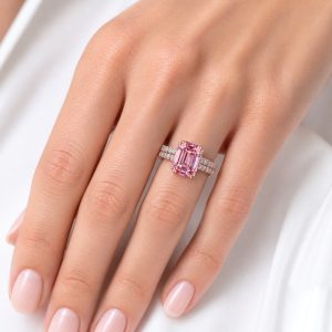 model elinde kullanılan vintage detaylı pembe taşlı rose altın yüzük