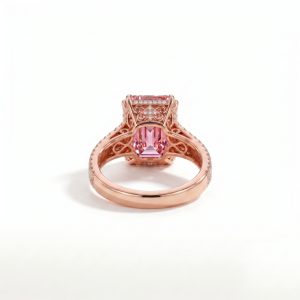 vintage detaylı pembe taşlı rose altın yüzük yan görünümü ve işlemeli galeri detayı