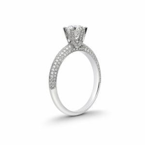 beyaz altın altı tırnak tiffany model pırlanta tektaş yüzük yan görünümde taşlı kol ve yüksek montür