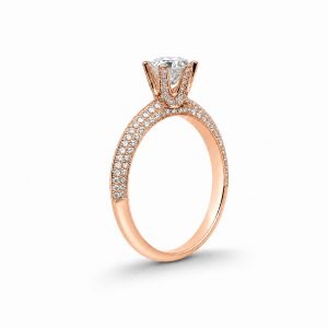 roze altın altı tırnak tiffany model pırlanta tektaş yüzük yan görünümde yüksek taş yuvası ve taşlı kol