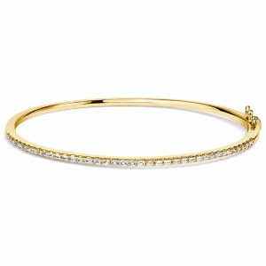 sarı altın kelepçe bileklik, ön kısmında sıralı baget kesim pırlanta taş detaylı ürün görseli
