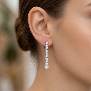 kulakta görünen 0.50 karat pırlanta suyolu küpe modeli