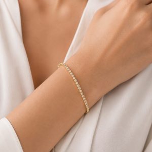 1 karat pırlanta suyolu bileklik bilekte duruş görünümünde ince formu ve yuvarlak pırlanta dizilimiyle gösteriliyor