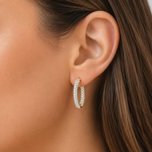 kulakta duran yuvarlak pırlanta halka küpe, taşlı ön yüzeyiyle zarif halka küpe modeli