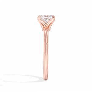 rose altın 1.50 karat prenses kesim tektaş pırlanta yüzüğün montür detaylarını gösteren açılı arka görünümü