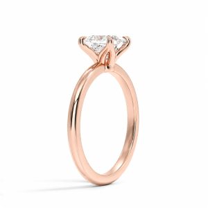 rose altın ince bantlı 1.50 karat prenses kesim tektaş pırlanta yüzüğün yan görünümü